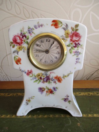 2491 - Stolni hodiny porcelan malovane  k hodinari V - 18 cm  -  1 900 kc 